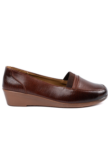 Schuhe auf niedrigem Plateau