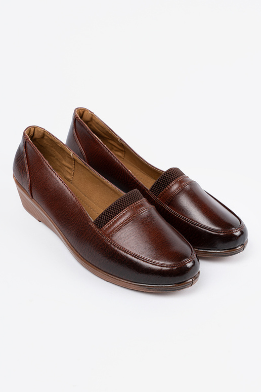 Schuhe auf niedrigem Plateau