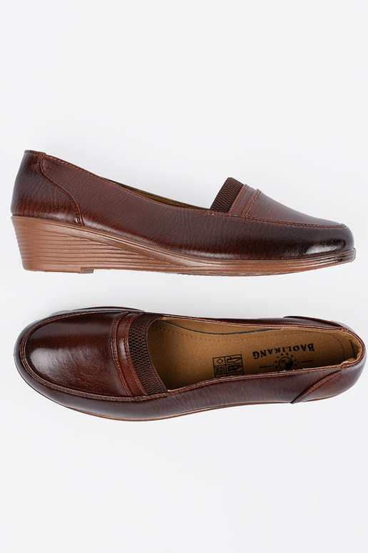 Schuhe auf niedrigem Plateau