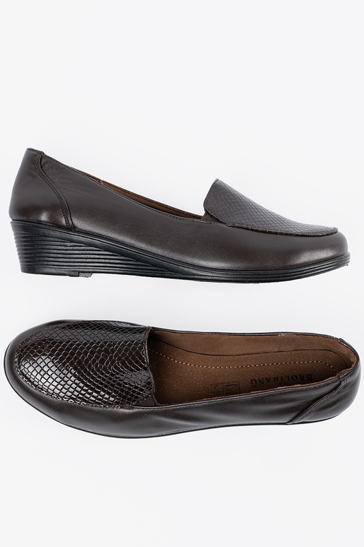 Braune Halbschuhe auf Plateau