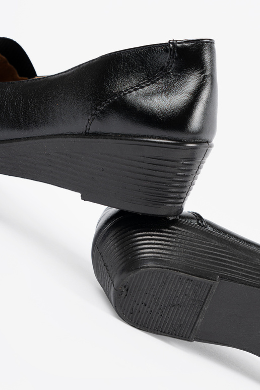 Schwarze Halbschuhe auf Plattform