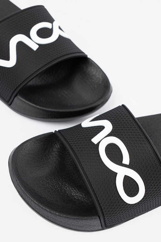 schZuarze Farbe Hausschuhe mit einer Notiz