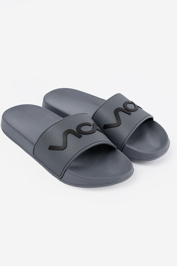 graue Farbe Hausschuhe mit einer Notiz