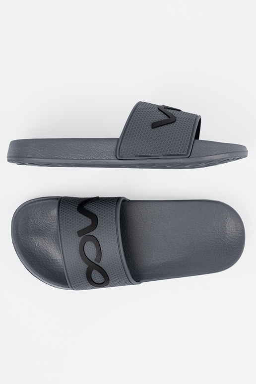 graue Farbe Hausschuhe mit einer Notiz