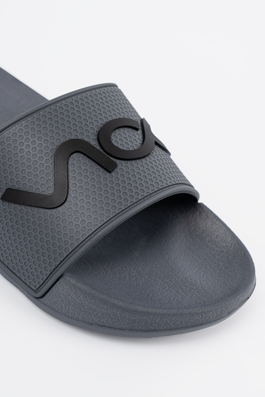 graue Farbe Hausschuhe mit einer Notiz