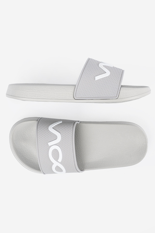 graue Farbe Hausschuhe mit einer Notiz