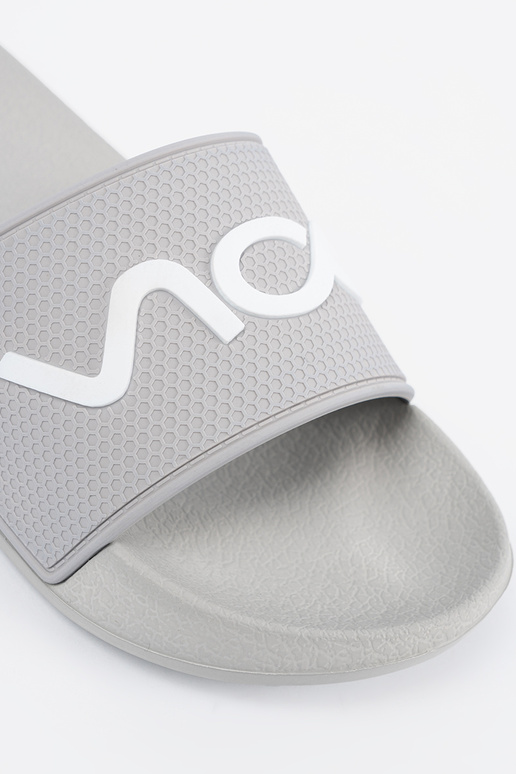 graue Farbe Hausschuhe mit einer Notiz