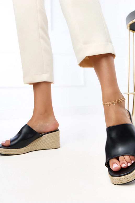 Schwarze Espadrilles auf Plateausohle...