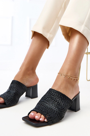 Schwarze Hausschuhe mit...