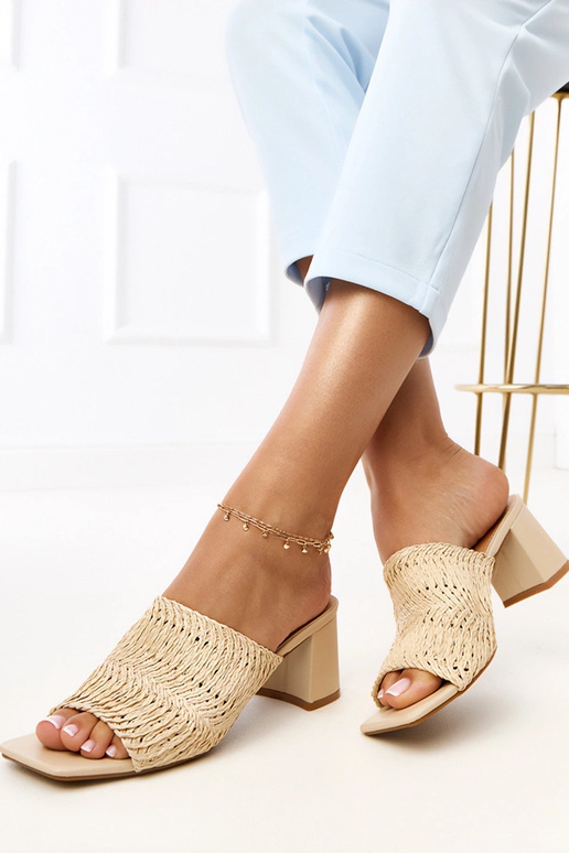 Beige Hausschuhe mit Absatz und...