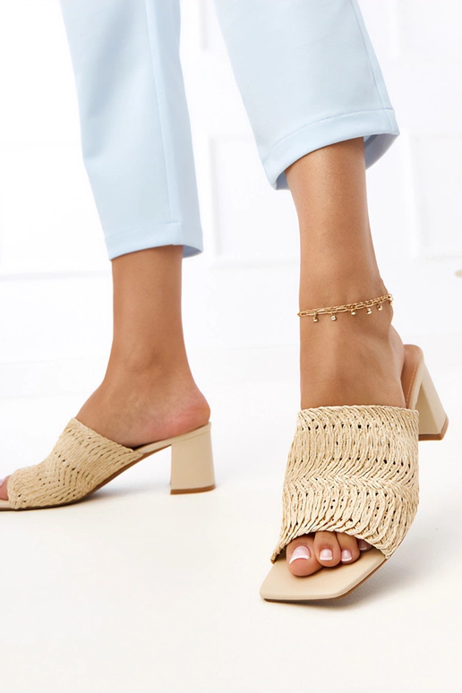 Beige Hausschuhe mit Absatz und...