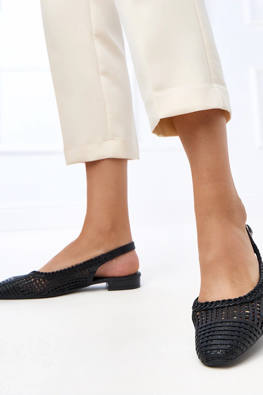 Schwarze Ajour-Ballerinas mit offenem... Schwarze Ajour-Ballerinas mit offenem...