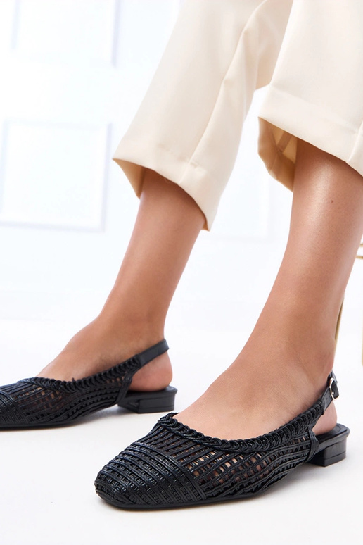 Schwarze Ajour-Ballerinas mit offenem... Schwarze Ajour-Ballerinas mit offenem...