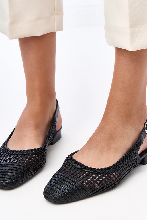 Schwarze Ajour-Ballerinas mit offenem... Schwarze Ajour-Ballerinas mit offenem...