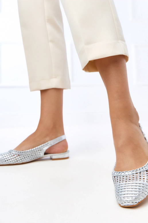 Silberne Ajour-Ballerinas mit offenem... Silberne Ajour-Ballerinas mit offenem...
