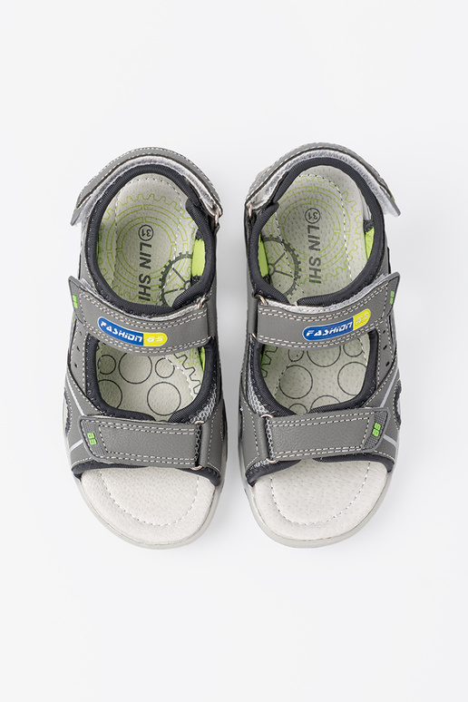 graue Farbe Sandalen jungenhaft