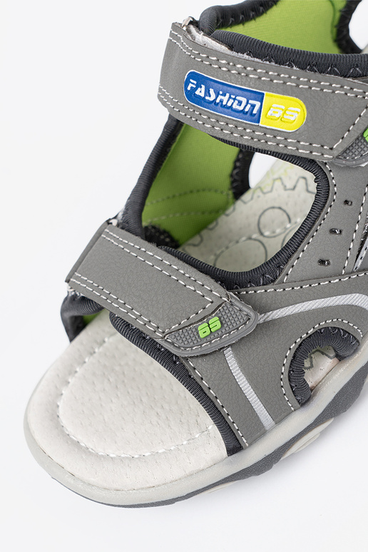 graue Farbe Sandalen jungenhaft