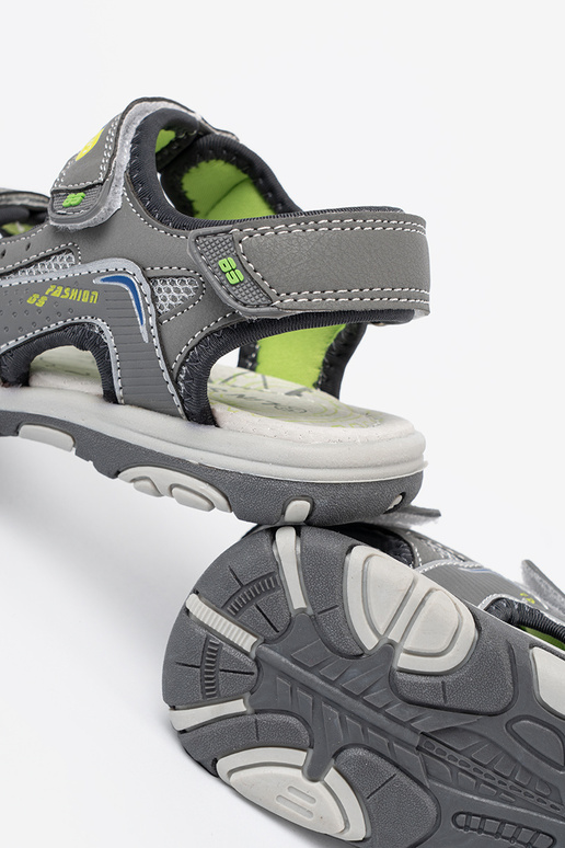 graue Farbe Sandalen jungenhaft