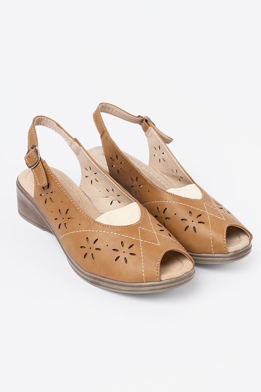 Karamellfarbe durchbrochen Sandalen auf einem Keil