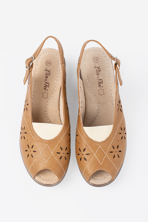 Karamellfarbe durchbrochen Sandalen auf einem Keil