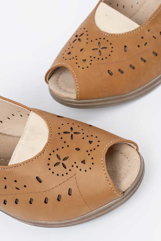 mit durchbrochenen Elementen Sandalen karmeloZue auf einem Keil