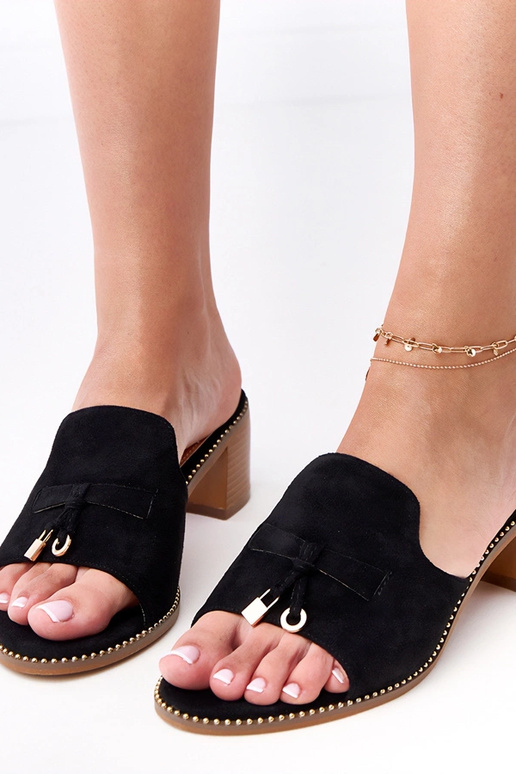 Schwarze Pantoletten mit Absatz und...