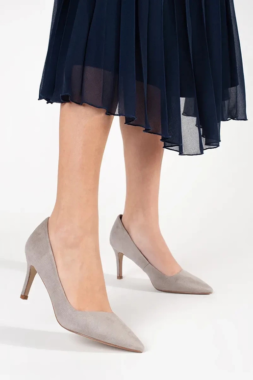 graue Farbe High Heels auf einem hohen Absatz graue Farbe High Heels auf einem hohen Absatz