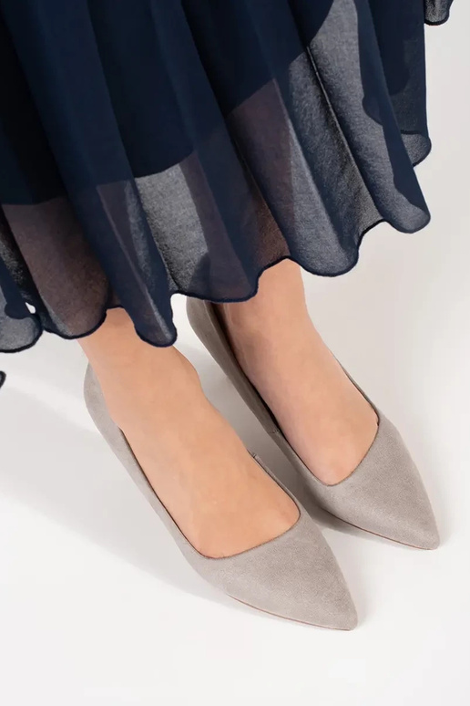 graue Farbe High Heels auf einem hohen Absatz graue Farbe High Heels auf einem hohen Absatz