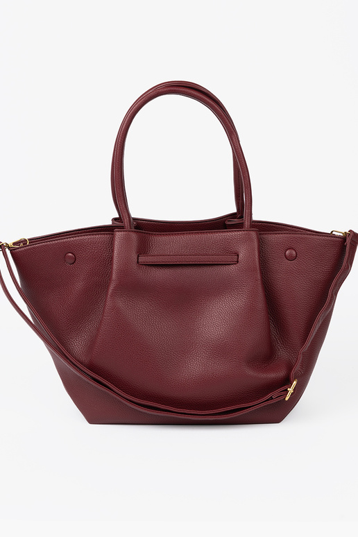 Elegant bordoZua shopperka auf dem Seitenstreifen Elegant bordoZua shopperka auf dem Seitenstreifen