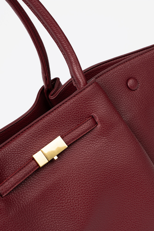 Elegant bordoZua shopperka auf dem Seitenstreifen Elegant bordoZua shopperka auf dem Seitenstreifen