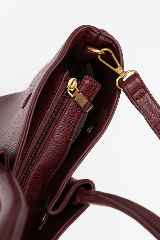 Elegant bordoZua shopperka auf dem Seitenstreifen Elegant bordoZua shopperka auf dem Seitenstreifen