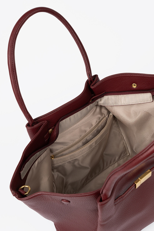 Elegant bordoZua shopperka auf dem Seitenstreifen Elegant bordoZua shopperka auf dem Seitenstreifen