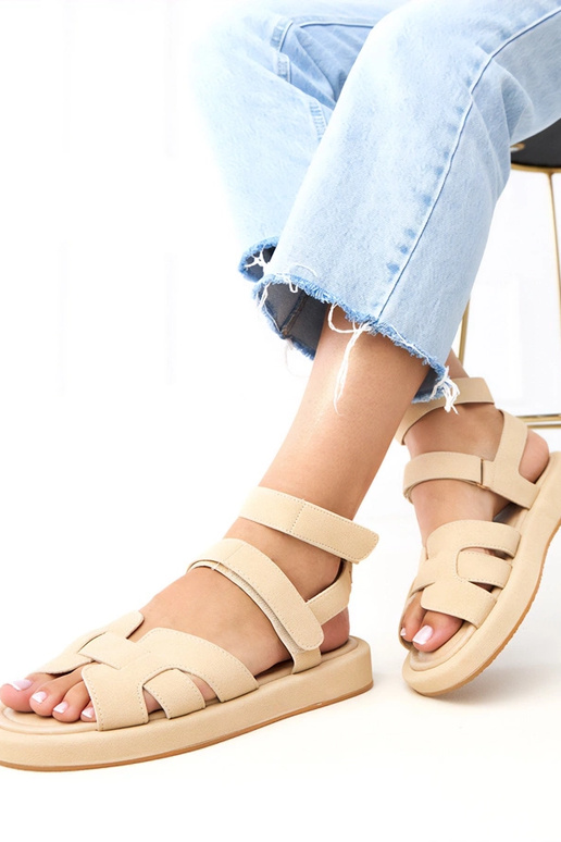 Sandalen in Sandfarbe mit Verschluss...