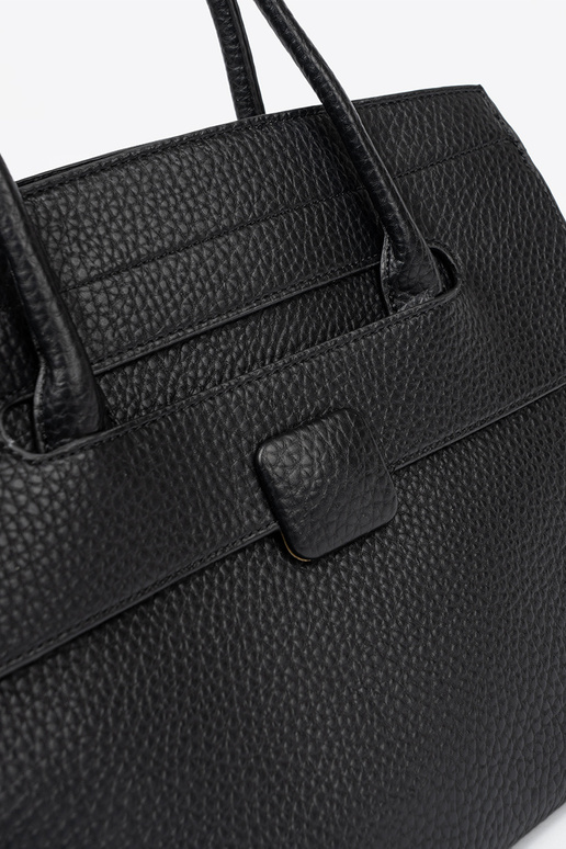 Ein Klassiker Handtasche SchZuarz auf dem Seitenstreifen Ein Klassiker Handtasche SchZuarz auf dem Seitenstreifen