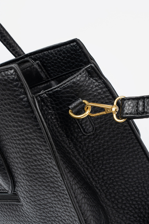 Ein Klassiker Handtasche SchZuarz auf dem Seitenstreifen Ein Klassiker Handtasche SchZuarz auf dem Seitenstreifen