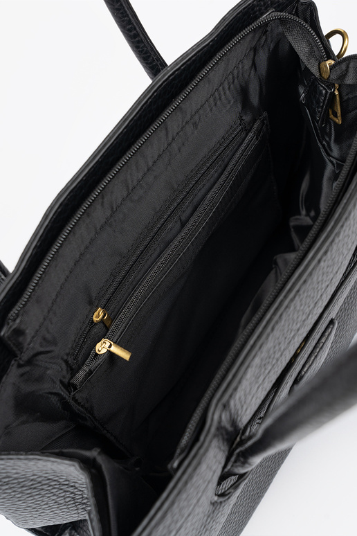 Ein Klassiker Handtasche SchZuarz auf dem Seitenstreifen Ein Klassiker Handtasche SchZuarz auf dem Seitenstreifen