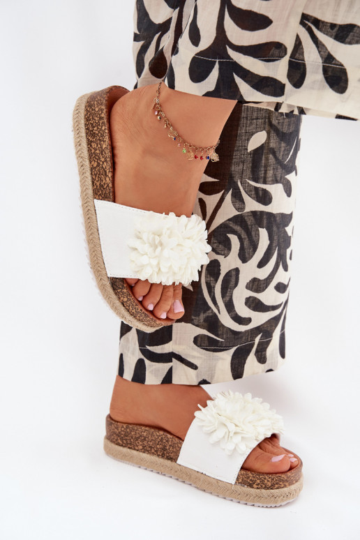 Damenhausschuhe mit einer Plattform Mit Dekorationeni mit floralen Motivenkami Zueiße Farbe Tessara Damenhausschuhe mit einer Plattform Mit Dekorationeni mit floralen Motivenkami Zueiße Farbe Tessara