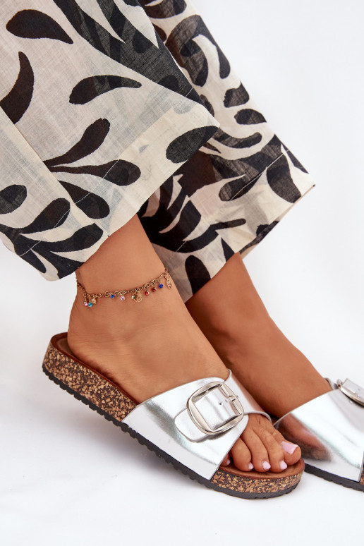 Damenhausschuhe mit einer Plattform mit Schnallen Silberfarbe Vianara Damenhausschuhe mit einer Plattform mit Schnallen Silberfarbe Vianara