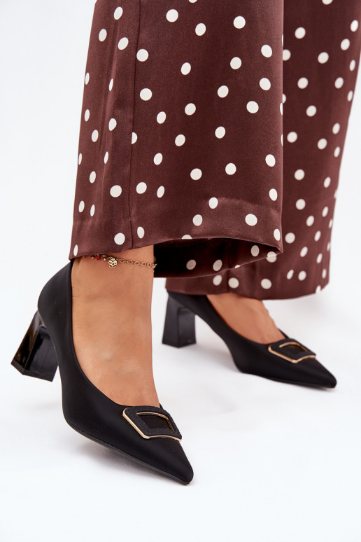 Schuhe mit Absätzen dekorieren mit Schnallen schZuarze Farbe Seriva