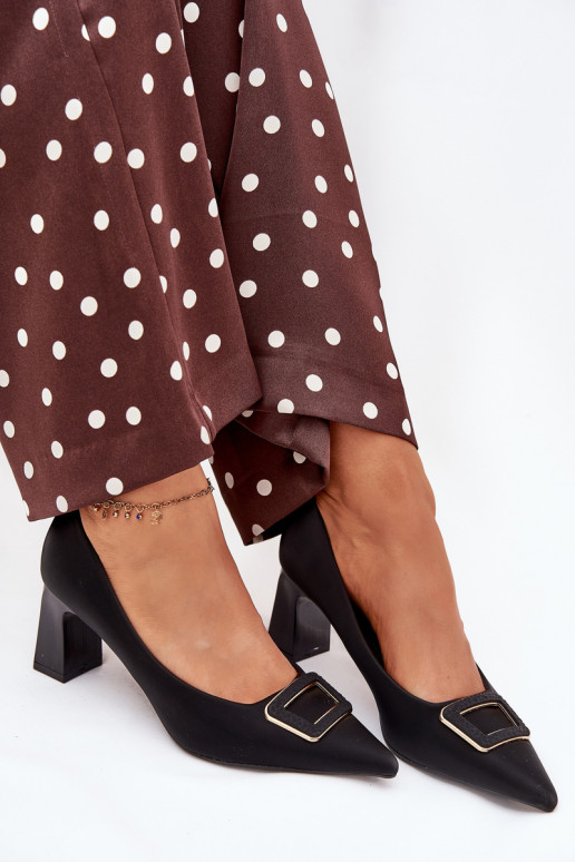 Schuhe mit Absätzen dekorieren mit Schnallen schZuarze Farbe Seriva