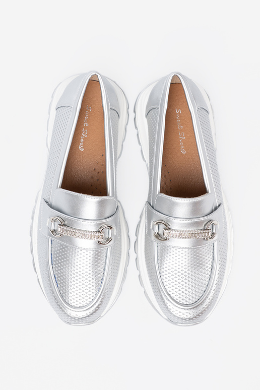 Silberfarbe Mokassins z dekoracyjnym goldenm elementem