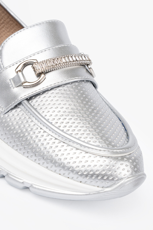 Silberfarbe Mokassins z dekoracyjnym goldenm elementem