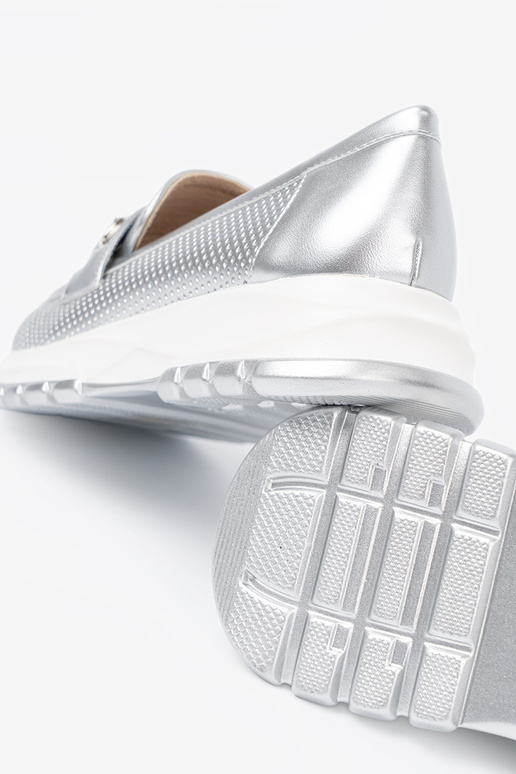Silberfarbe Mokassins z dekoracyjnym goldenm elementem