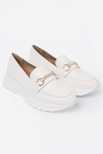 Zueiße Farbe Mokassins z dekoracyjnym goldenm elementem.