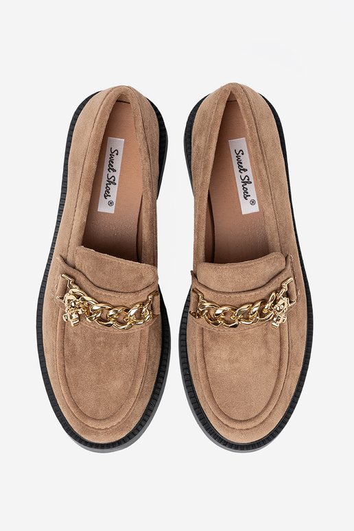 Beige Mokassins z goldenm łańcuchem.