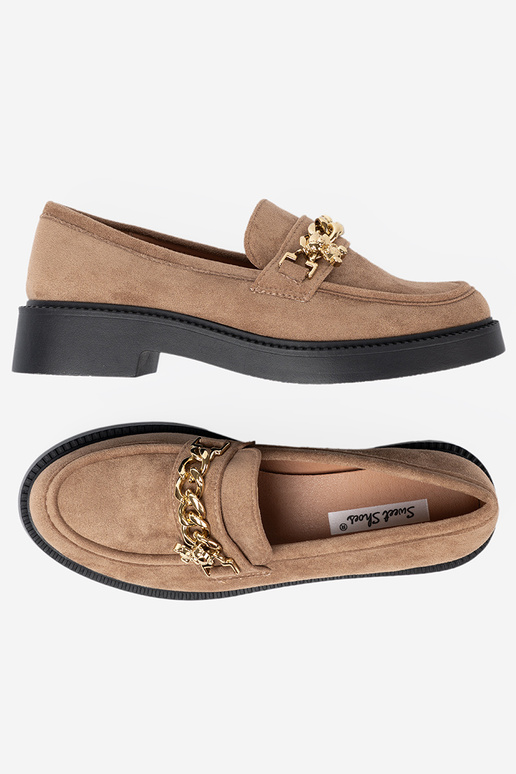 Beige Mokassins z goldenm łańcuchem.