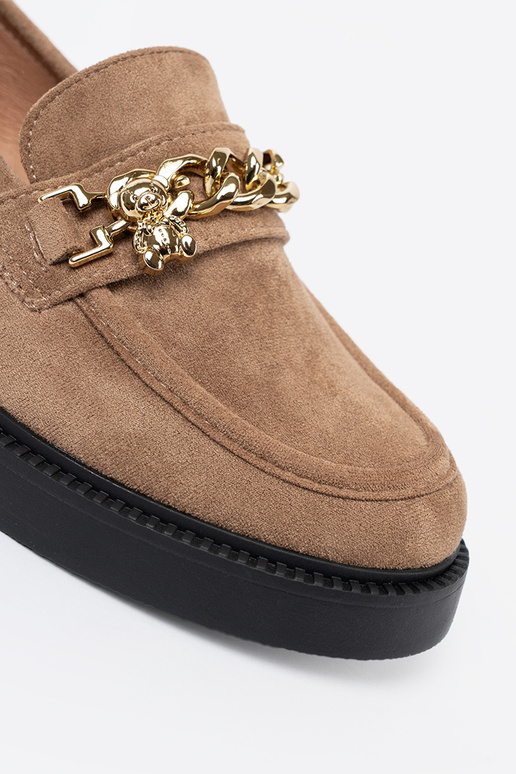 Beige Mokassins z goldenm łańcuchem.