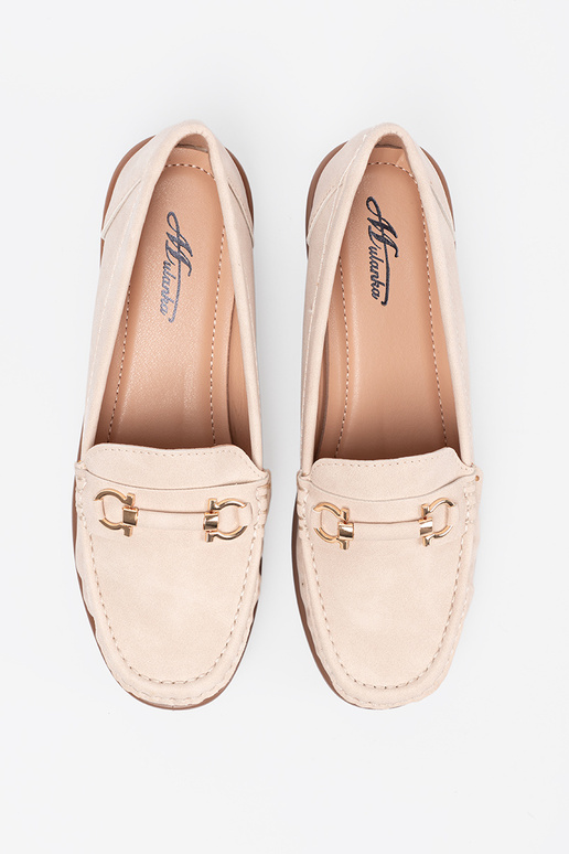 Beige Mokassins auf einem Keil z ozdobnym łańcuszkiem Beige Mokassins auf einem Keil z ozdobnym łańcuszkiem