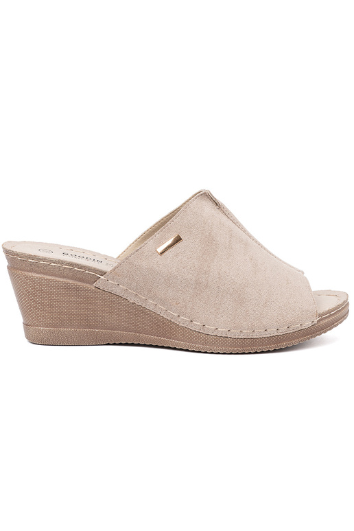 Beige Frauen Hausschuhe mit einer Plattform Beige Frauen Hausschuhe mit einer Plattform