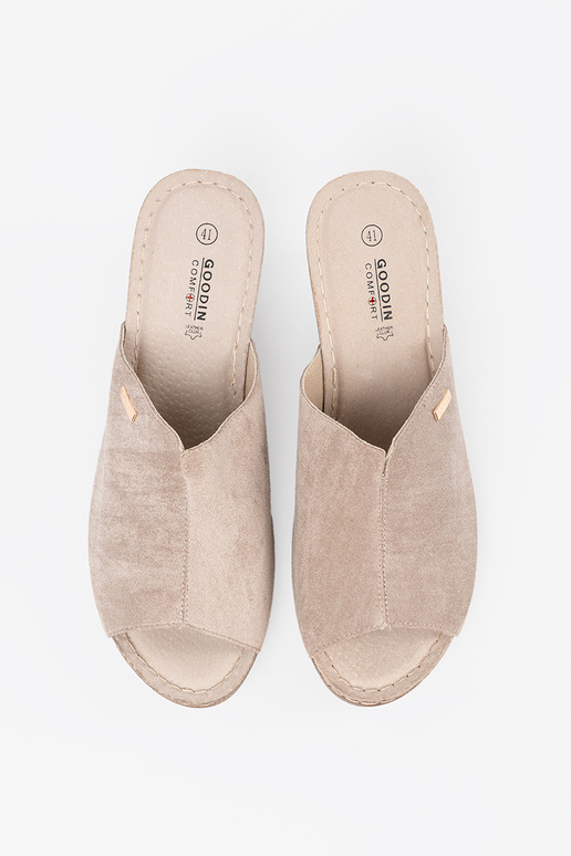 Beige Frauen Hausschuhe mit einer Plattform Beige Frauen Hausschuhe mit einer Plattform